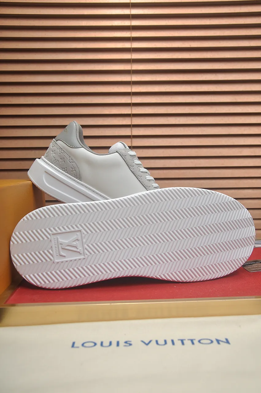 Men's men's shoes 💰640💶Original development, quality shipping, welcome to compare - LV sneaker series sports shoes introduce the loose silhouette of the ready-to-wear series into the spring and summer men's wear shows and make an eye-catching appearance. The cow leather upper is combined with rough fabric laces, and colorful beading highlights the brand's classic elements. LV letters mark the tongue and Monogram floral outsole. Mixed materials Made of top-grain cowhide, thick shoelace design, large Monogram print on the side, mesh lining and cotton feet, the comfort is as extreme as ever, premium heritage, quality first, worth owning! Size: Men’s 38-45 (45 is custom-made and cannot be returned or exchanged)